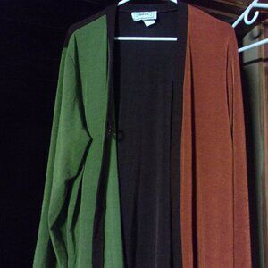 Attractive Basil Top one button w/hook in front beatiful colors size 14/16 women